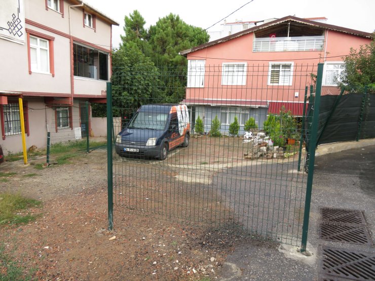 Ümraniye'de Çit Tartışması Kavgaya Dönüştü: 2 Yaralı