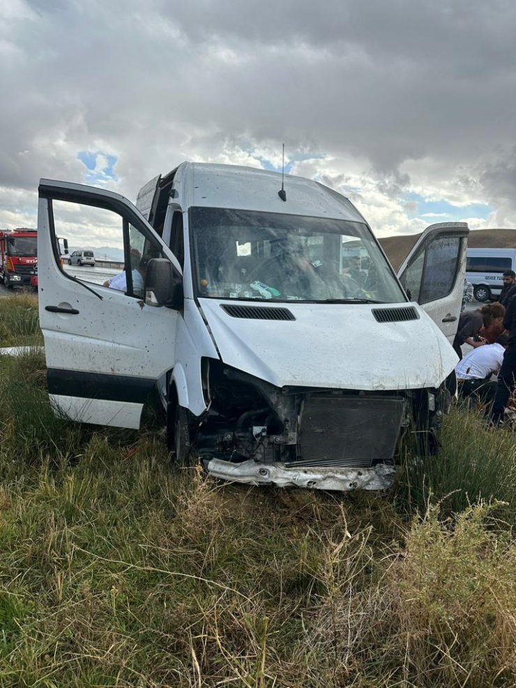 Van- Hakkari Yolunda İki Kaza: 12 Yaralı