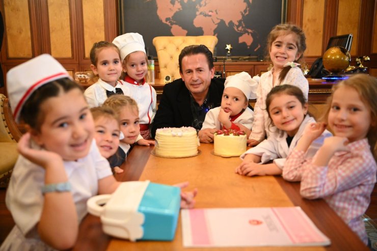 9 Kız Çocuğu Tuzla Belediye Başkanı Yazıcı’yı Ziyaret Etti