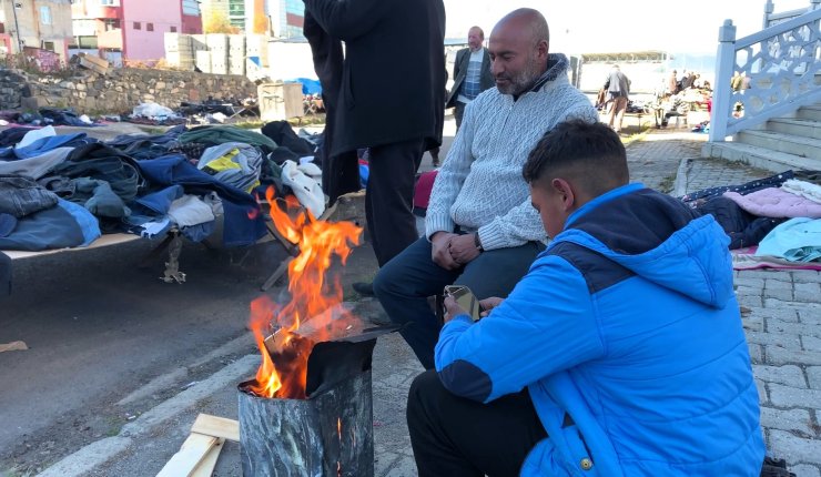 Ardahan'da Soğuk Hava Etkili; Ateş Yakıp Müşteri Beklediler
