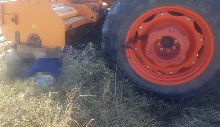 Ayrık Otu Toplama Makinesinin Altında Kalan Kadın Öldü, Eşi Ve Oğlu Yaralandı