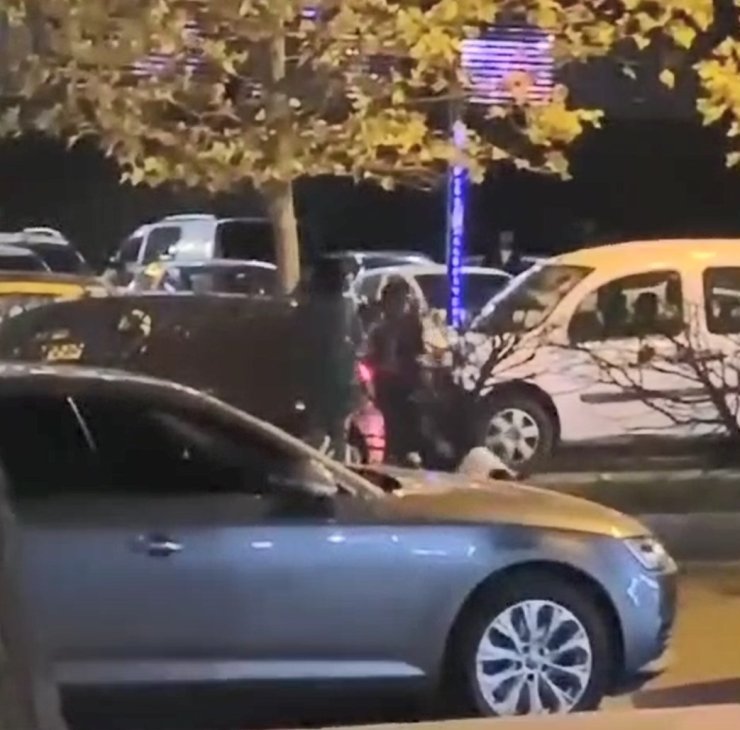 Beylikdüzü'nde Otomobiliyle Çarptığı Sürücüyü Darbederek Parasını Aldı