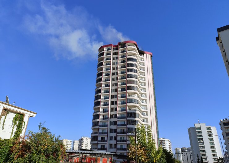Mersin'de 18 Katlı Binanın Son Katında Saunadan Çıkan Yangın Söndürüldü