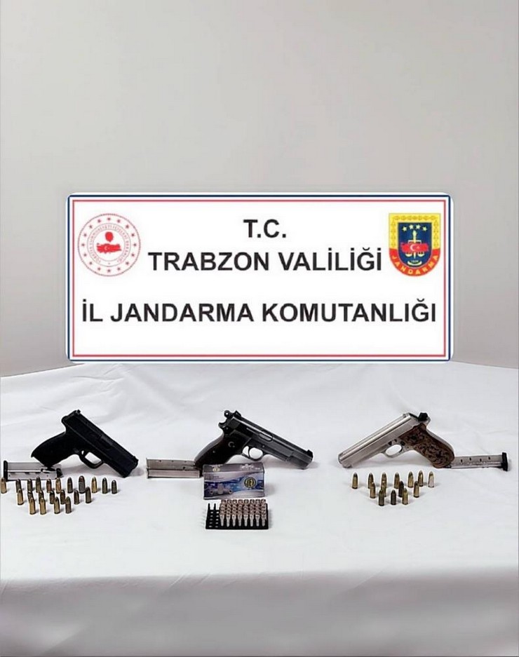 trabzonun-of-ilcesinde-bir-dugunde-yan-yana-dizilerek-silahlari-atesleyen-7-supheli-gozaltina-alindi-2.jpg