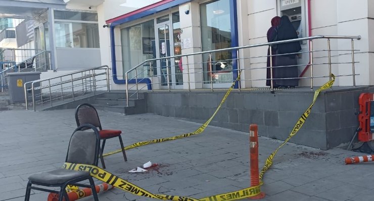 Annesi İle İlişkisi Olduğunu Düşündüğü Eski Ev Sahibini Bıçakladı