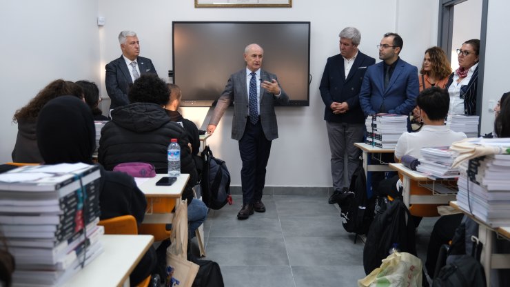 Büyükçekmece'de Üniversiteye Hazırlanan Gençlere Kitap Dağıtıldı