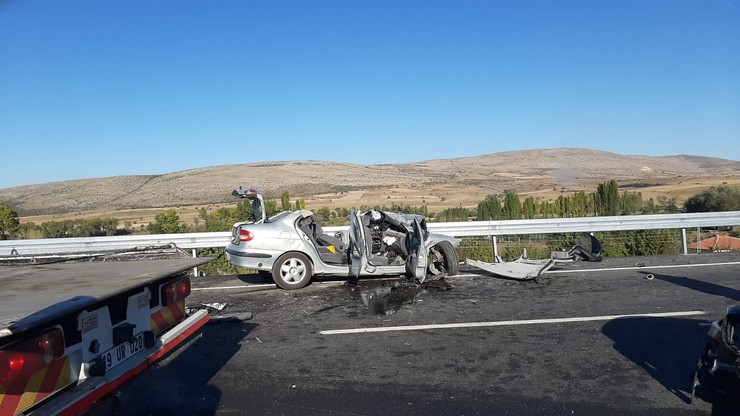 corumun-mecitozu-ilcesinde-iki-otomobilin-carpismasi-sonucu-1-kisi-oldu-2-kisi-yaralandi-2.jpg
