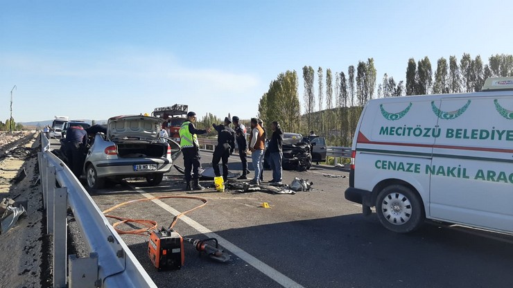 corumun-mecitozu-ilcesinde-iki-otomobilin-carpismasi-sonucu-1-kisi-oldu-2-kisi-yaralandi-3.jpg