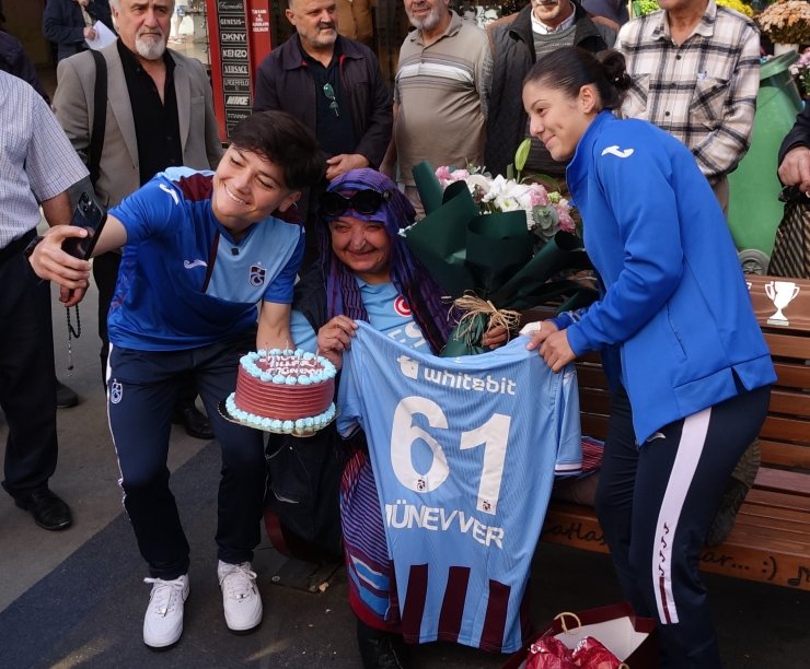 Fanatik Trabzonspor Taraftarı Münevver Taflan’a Doğum Günü Sürprizi