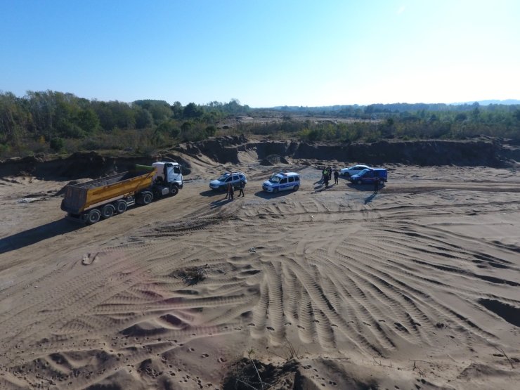 Kamyona Kaçak Kum Yükleyen 3 Şüpheliye Suçüstü