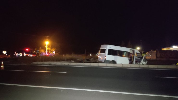 Minibüs İle Otomobilin Çarpıştığı Kazada Yaralanan 14 Kişi Taburcu Edildi