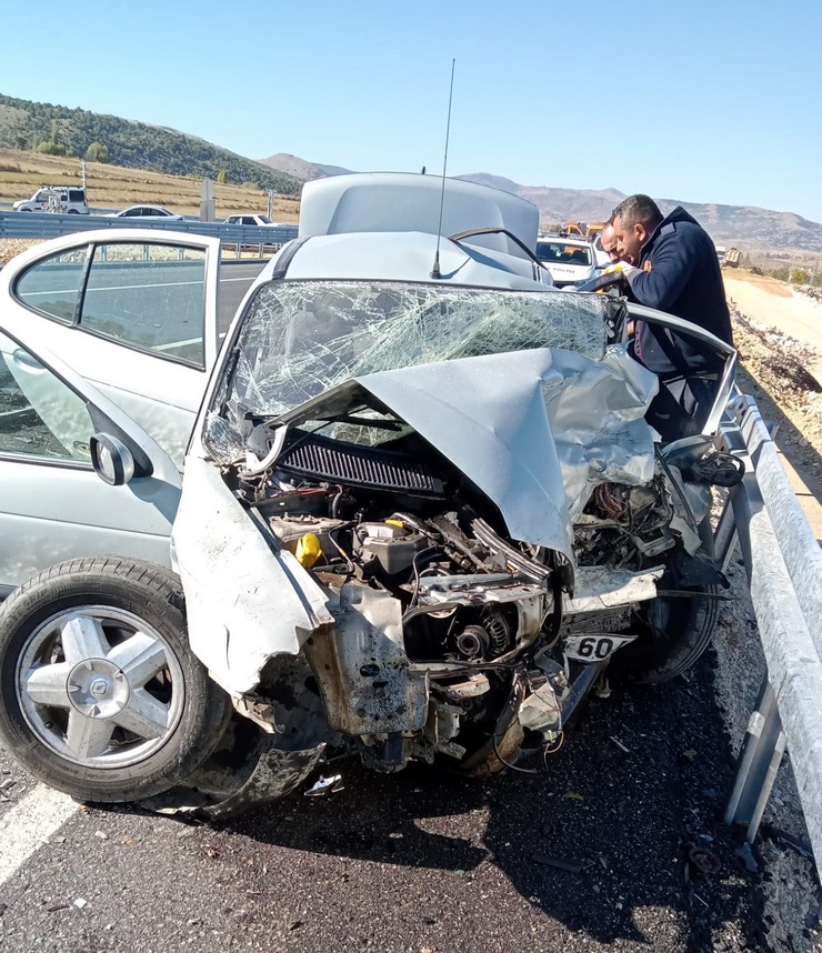 orumun-mecitozu-ilcesinde-iki-otomobilin-carpismasi-sonucu-1-kisi-oldu-2-kisi-yaralandi-6.jpg