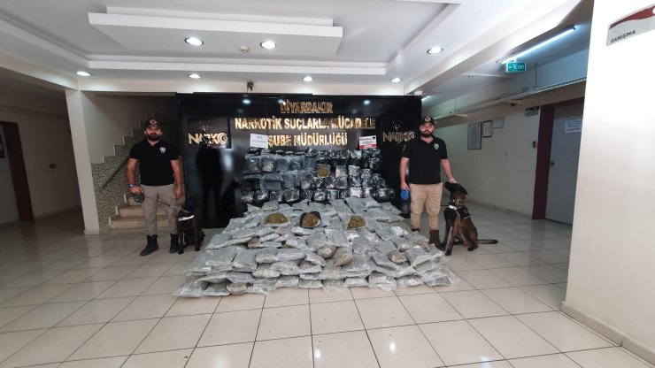 Polisin Takiple Durdurduğu Minibüsten 303 Kilo Skunk Çıktı