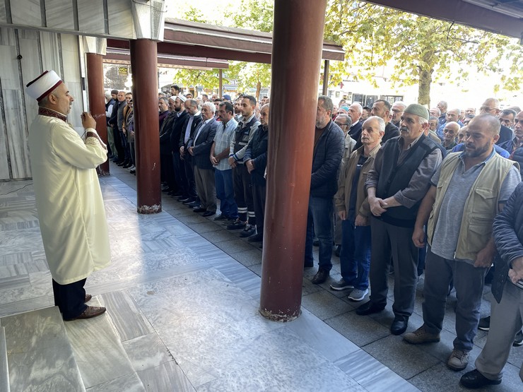 rizede-filistinde-hayatini-kaybedenler-icin-giyabi-cenaze-namazi-kilindi-1.jpg