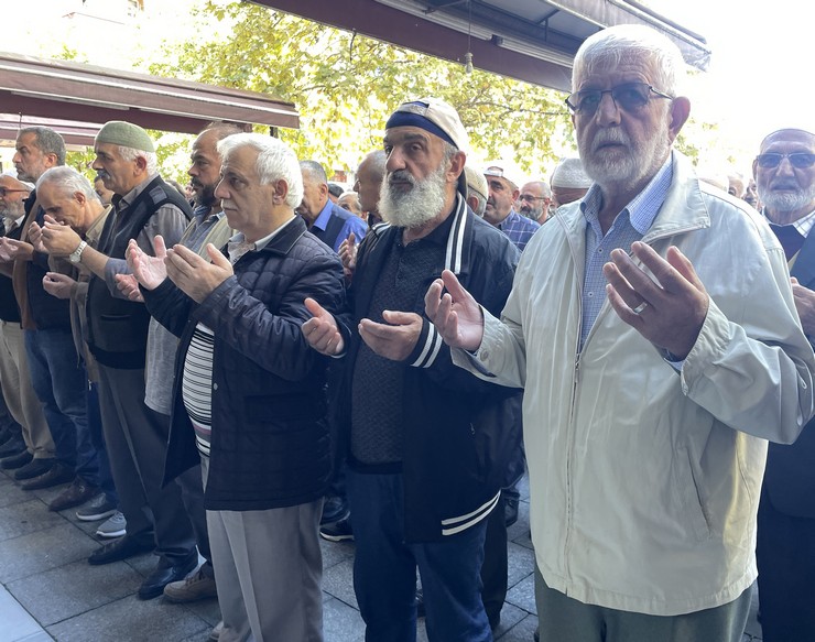 rizede-filistinde-hayatini-kaybedenler-icin-giyabi-cenaze-namazi-kilindi-3.jpg