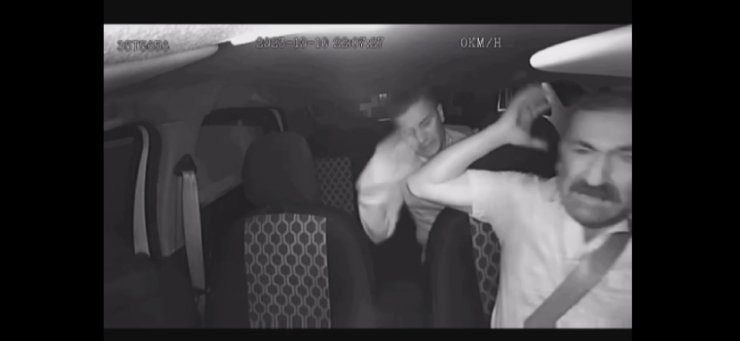 Taksici Şoförüne Kaldırım Taşı İle Gasp Girişimi Araç Kamerasınca Kaydedildi