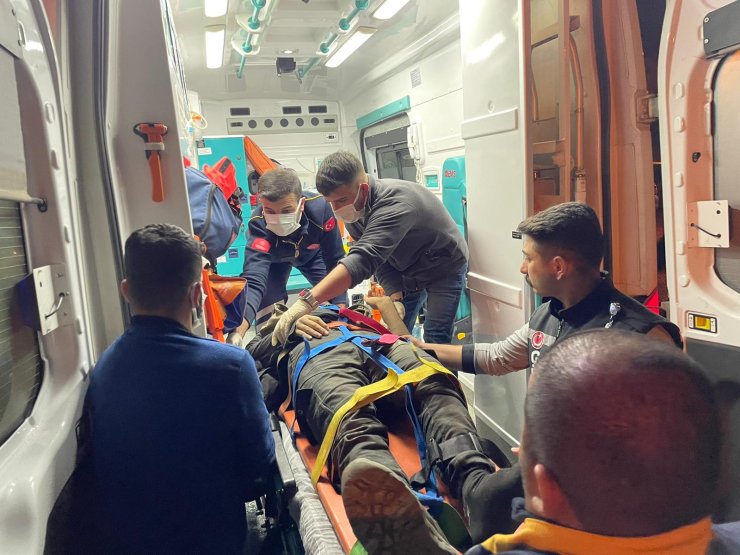 24 Kaçak Göçmenin Taşındığı Minibüs Şarampole Devrildi; Sürücü Ve 4'ü Kaçtı, 20 Yaralı