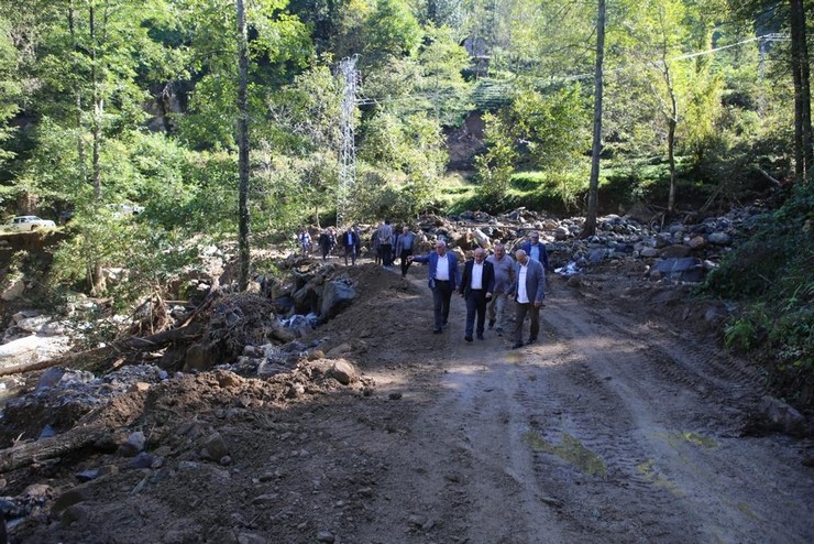 ak-parti-rize-milletvekili-av-harun-mertoglu-gectigimiz-gunlerde-siddetli-yagislarin-neden-oldugu-ardesendeki-heyelan-bolgelerinde-incelemelerde-bulundu-2.jpg