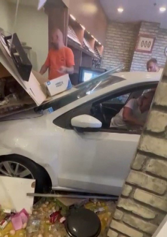 Beylikdüzü'nde Otomobil Fırına Daldı: 1 Yaralı