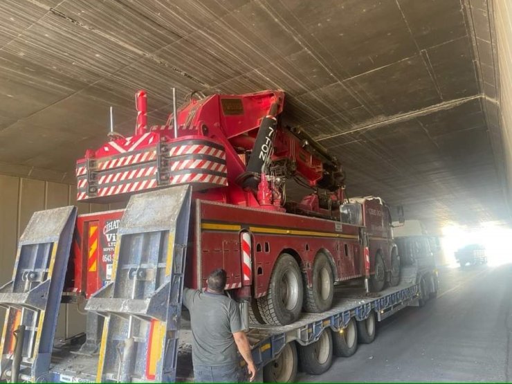 Çekicinin Taşıdığı Vinç, Köprü Altında Sıkıştı