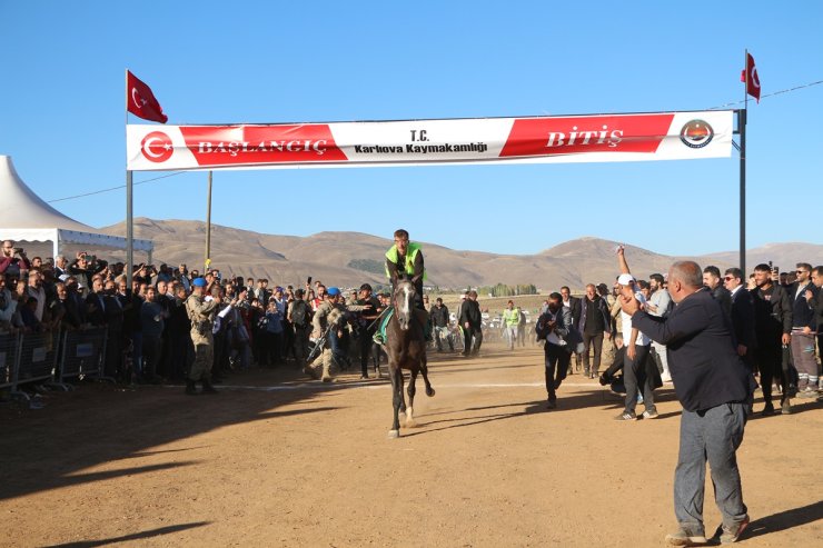 Cumhuriyet'in 100'üncü Yılında Bingöl'de Geleneksel At Yarışları Düzenlendi