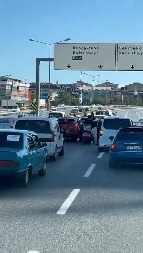 Düğün Konvoyuna Tepki Gösterdi, Saldırıya Uğradı