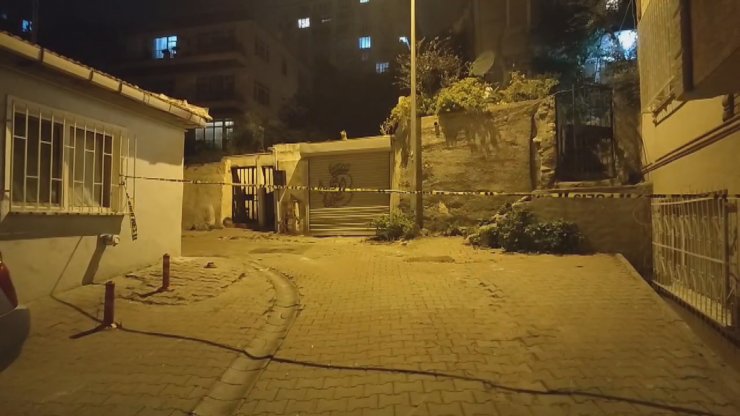 Eyüpsultan'da Terk Edilen Aracın Bagajında Otomatik Silahlar Bulundu