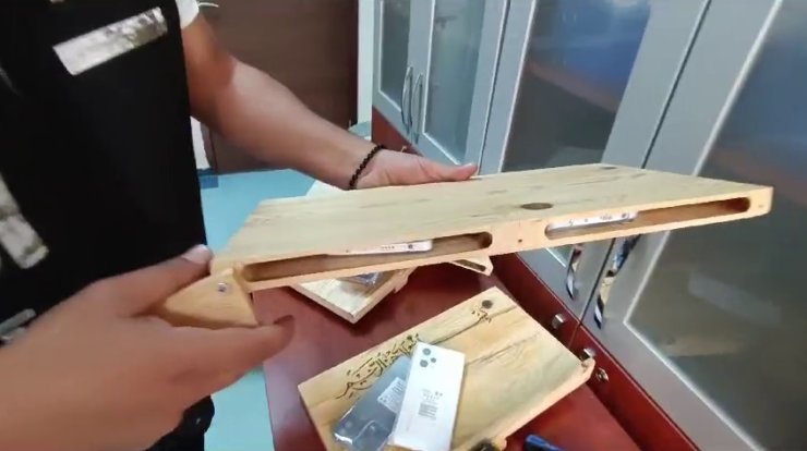 Kargo İle Gönderilen Rahlelerden Kaçak Telefonlar Çıktı