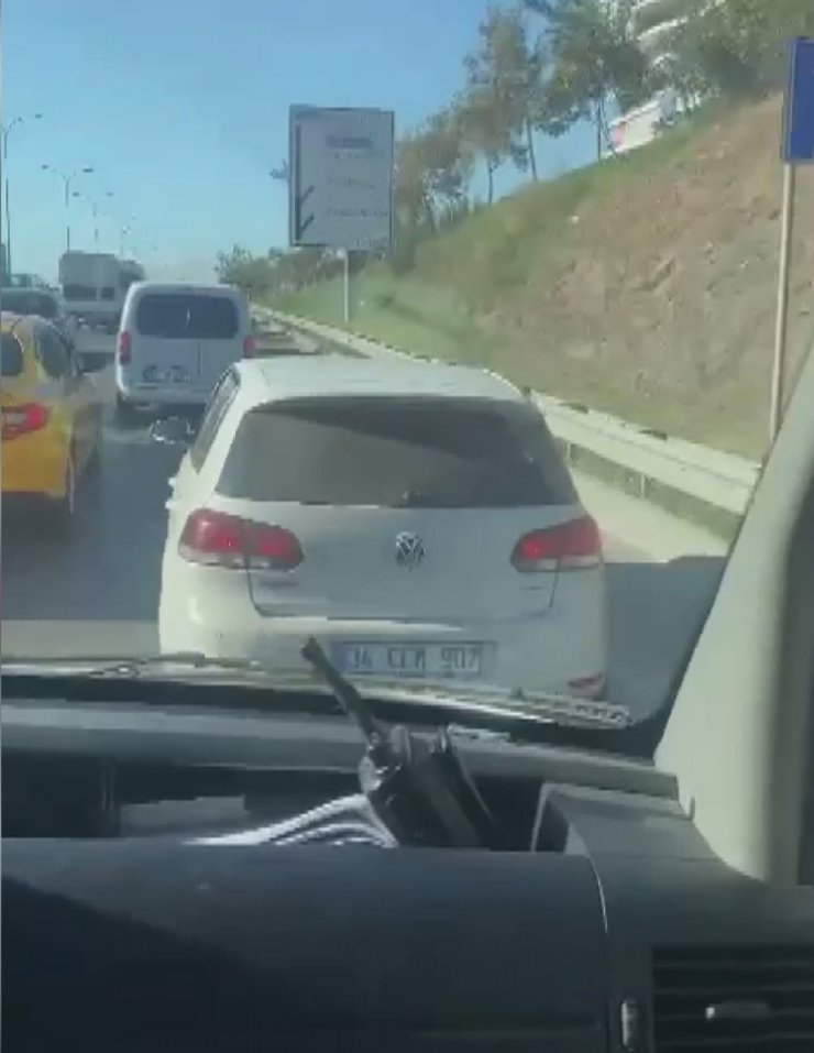 Maltepe'de Otomobiliyle Makas Atan Sürücü Kazaya Davetiye Çıkardı