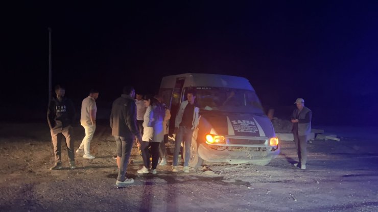 Nevşehir'de Tarım İşçilerinin Taşındığı Minibüs Refüje Çarptı: 6 Yaralı