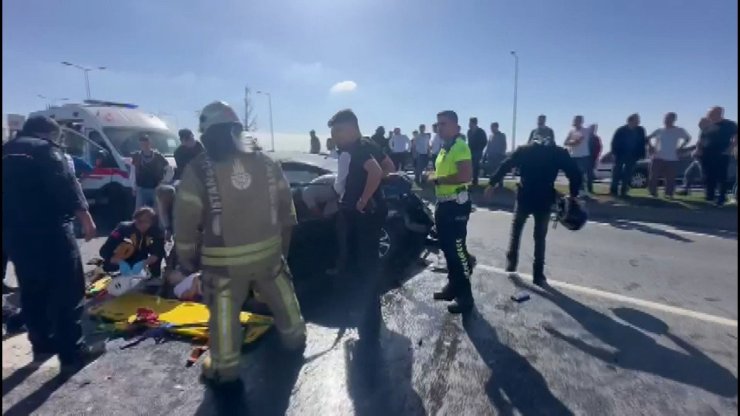 Sultangazide Otomobiller Kafa Kafaya Çarpıştı; 2'si Çocuk 6 Yaralı