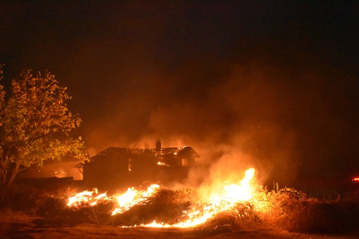 Yakılan Kuru Otlardan Sıçrayan Alevler 2 Katlı Evi Kullanılmaz Hale Getirdi