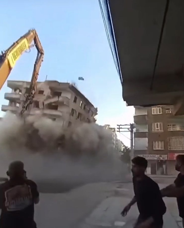 Diyarbakır'da 8 Katlı Bina, Yıkım Sırasında Çöktü