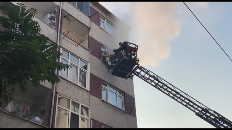 Esenler'de Ailesiyle Tartıştı, Evi Ateşe Verdi: Mahsur Kalan 19 Kişi Kurtarıldı