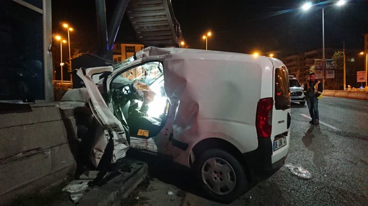 Hafif Ticari Araç, Üst Geçidin Asansörüne Çarptı: 2 Ölü, 1 Yaralı