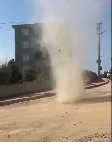 Pazar Alanında Çıkan Hortum Cep Telefonu İle Görüntülendi