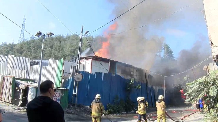 Sarıyer'de Kağıt Deposunda Yangın-1