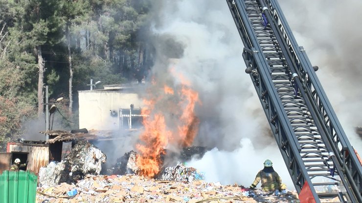 Sarıyer'de Kağıt Deposunda Yangın