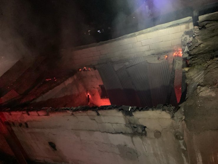 Tandır Evindeki Yangın, Garaj İle Ahıra Da Sıçradı