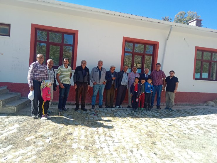 48 Yıl Önce Mesleğe Başladığı Köydeki Öğrencileriyle Buluştu