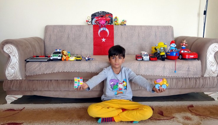 7 Yaşındaki Ömer Ali, Oyuncaklarını Filistinli Çocuklara Gönderdi