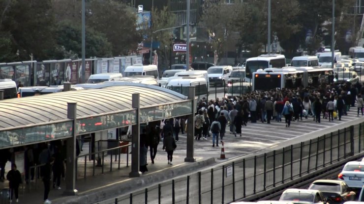 Avcılar'da Metrobüse Binmek İsteyenlere 'Beyaz Yol' Sürprizi