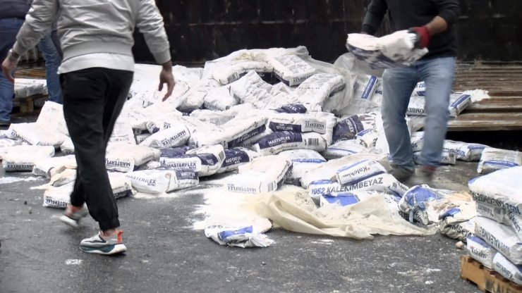 Büyükçekmece'de Bariyerlere Çarpan Tır Devrildi