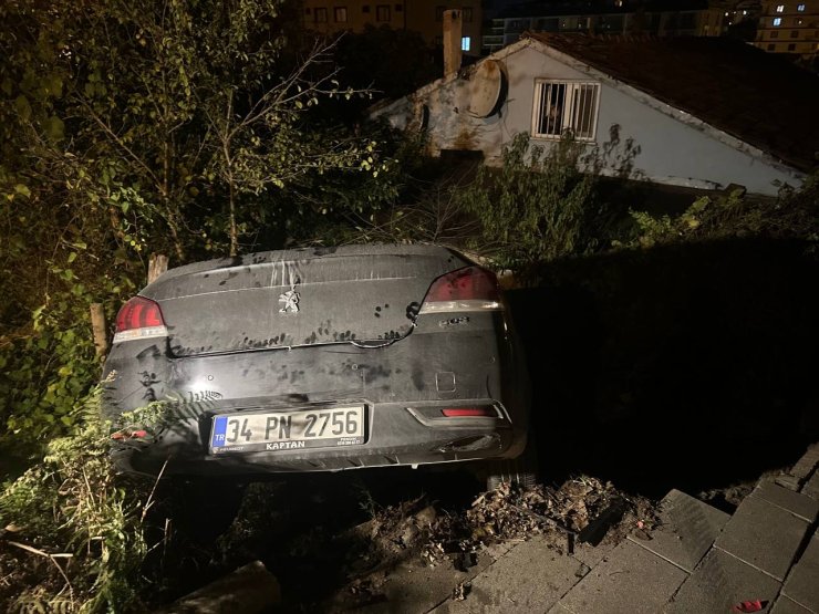 Çekmeköy'de Otomobil Evin Bahçesine Uçtu