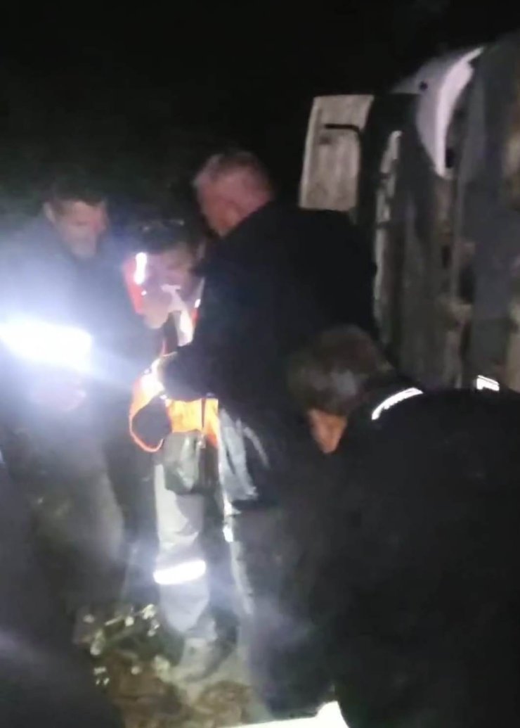 Devrilen Beton Mikserinde Sıkışan Sürücüyü Hayvanseverler Kurtardı