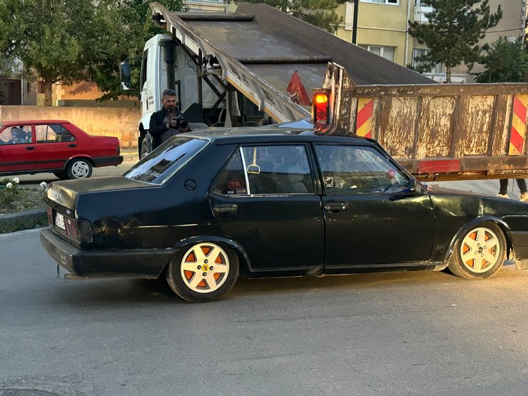 Kamyona Arkadan Çarpan Otomobil Sürücüsü Ağır Yaralandı