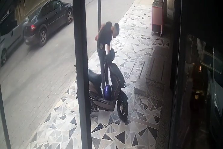 Motosikletin Torpidosundaki Cep Telefonunu Çaldı, Kameradan Tespit Edilip Yakalandı