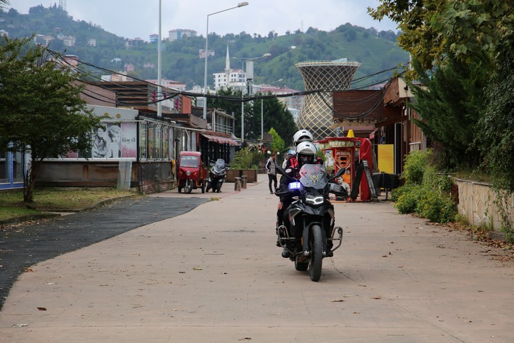 rize-emniyet-mudurlugu-ekipleri-sahil-dolgu-alaninda-asayis-uygulamasi-gerceklestirdi-1.jpg