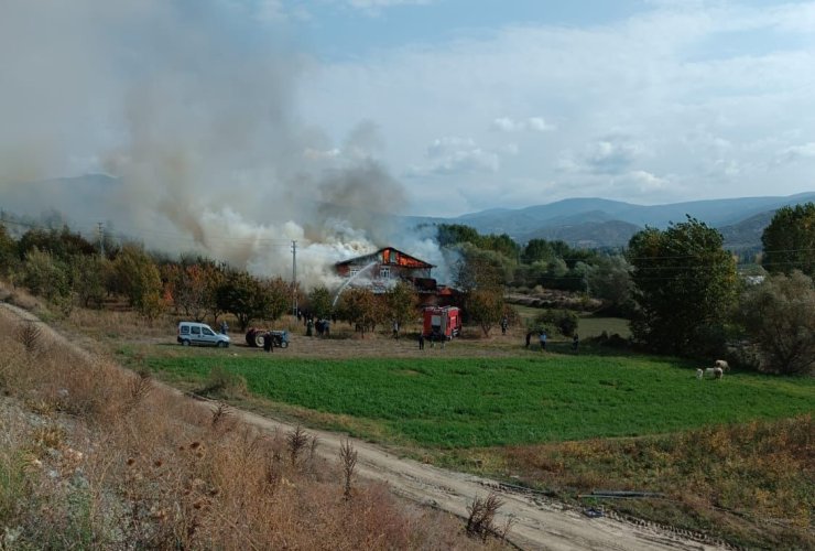 Tokat'ta 2 Katlı Ahşap Ev Yandı
