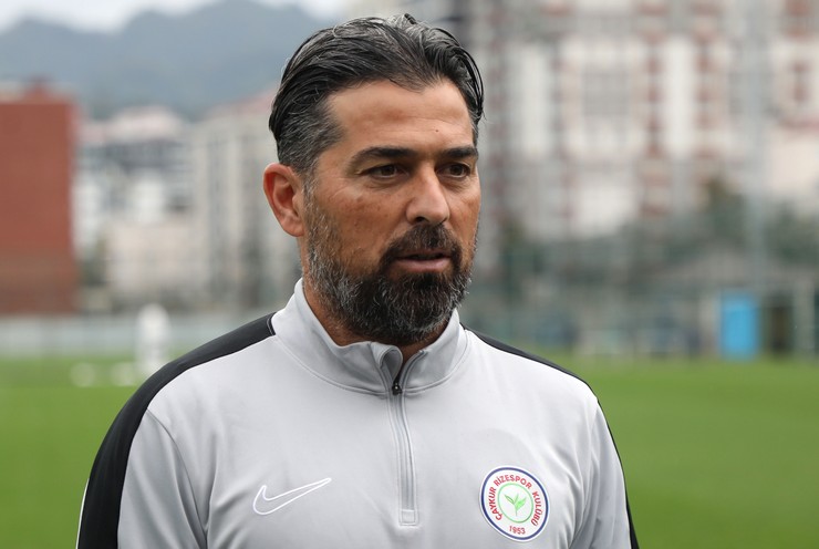 aykur-rizespor-teknik-direktoru-ilhan-palut-2.jpg